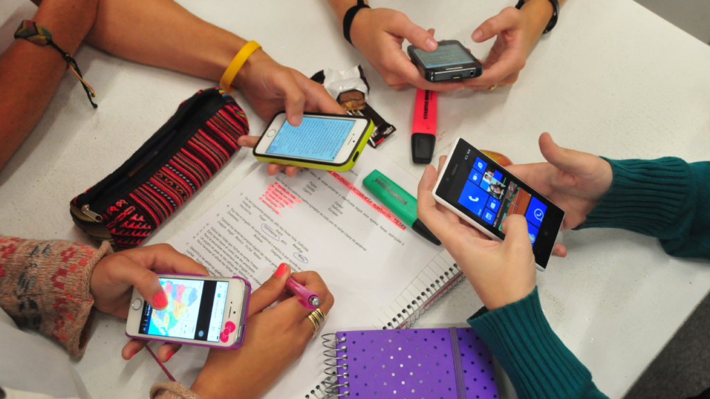 El Senado bonaerense aprobó la ley que prohíbe el celular en las secundarias