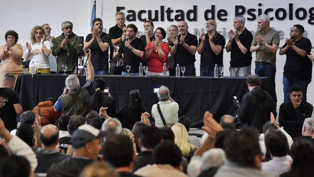 Secco oficializó -con Axel a su lado- el lanzamiento «Kicillof 2027”.