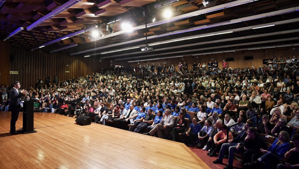 Kicillof endureció su discurso contra el ajuste en ciencia y universidades: “La derecha es ignorante y cipaya”