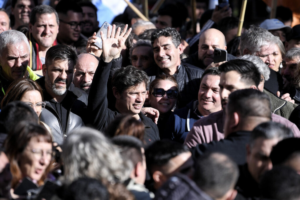 Kicillof ingresó a La Plaza con su MDF en masiva movilización en defensa de Cristina Kirchner