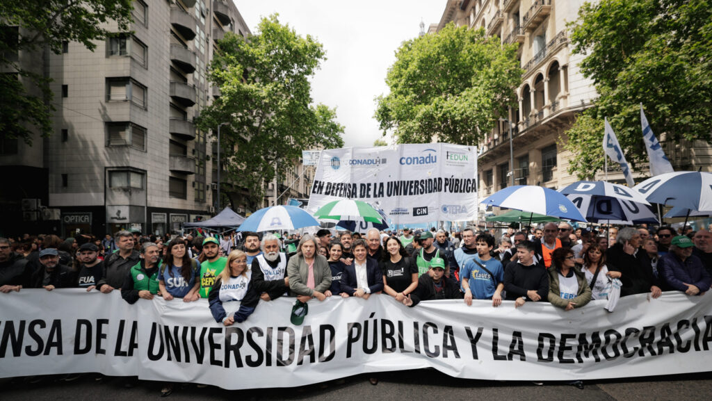 Kicillof se sumó a la quinta Marcha Federal Universitaria: “Milei, cumplí la ley”
