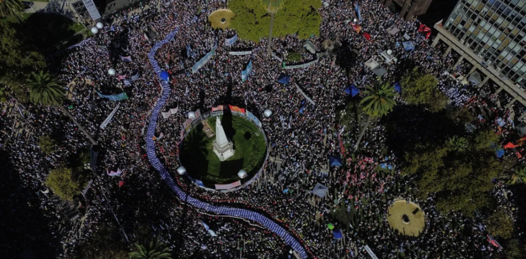 A 50 años del golpe, una Plaza de Mayo colmada volvió a reclamar por los desaparecidos y apuntó contra Milei