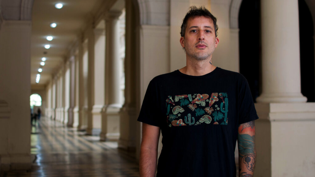 Matías Moscoso publica Chanchos en la ruta, su primera novela con La Plata como escenario