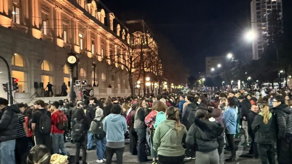En el corazón de La Plata, los ricoteros despiden al Indio Solari al ritmo de los Redondos