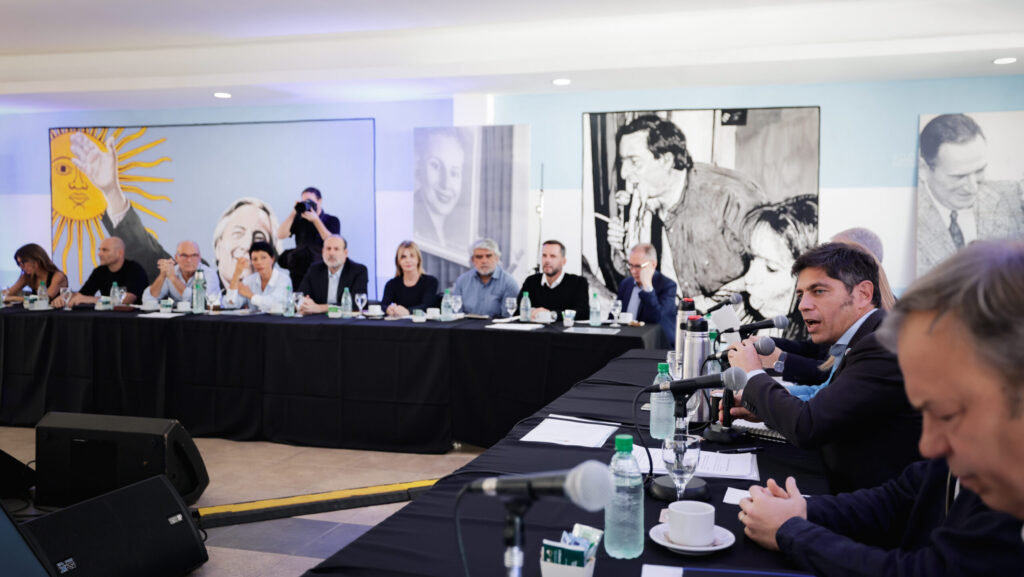 Kicillof llamó al peronismo a “explicar en cada barrio” que la crisis es responsabilidad de las políticas de Milei