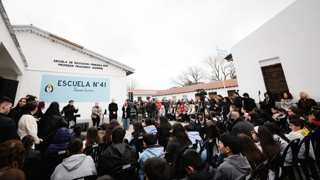 Kicillof inauguró una escuela en San Carlos y Alak anunció un récord: 200 edificios escolares refaccionados en La Plata