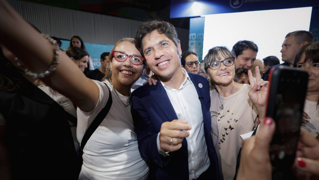 Kicillof entregó 700 escrituras en Avellaneda y soltó un aviso a Milei