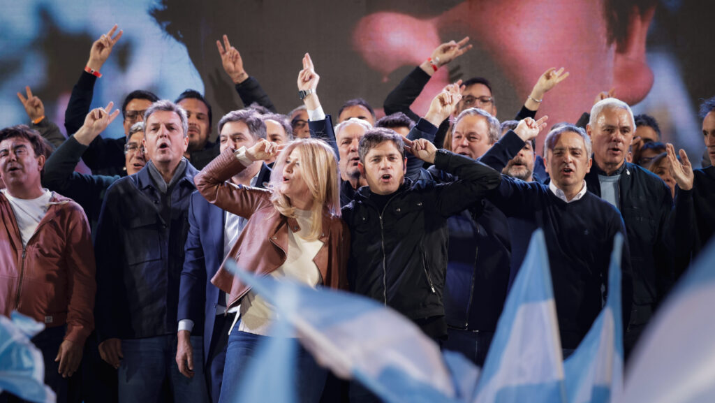 Kicillof se fortaleció en las urnas, pero la interna con Cristina y Máximo sigue sin tregua