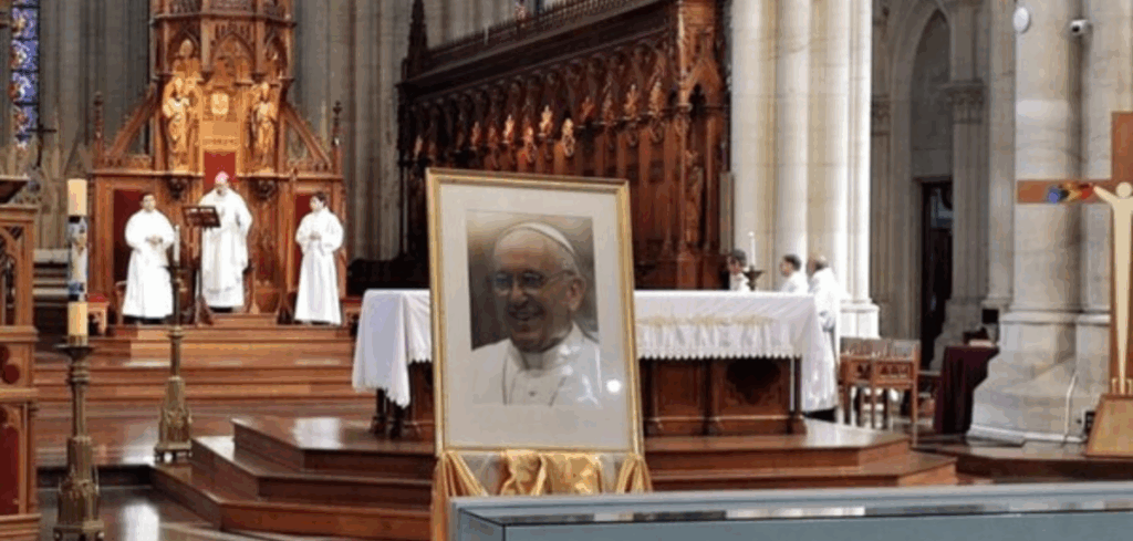 Emotiva misa en la Catedral de La Plata por el eterno descanso del Papa ...