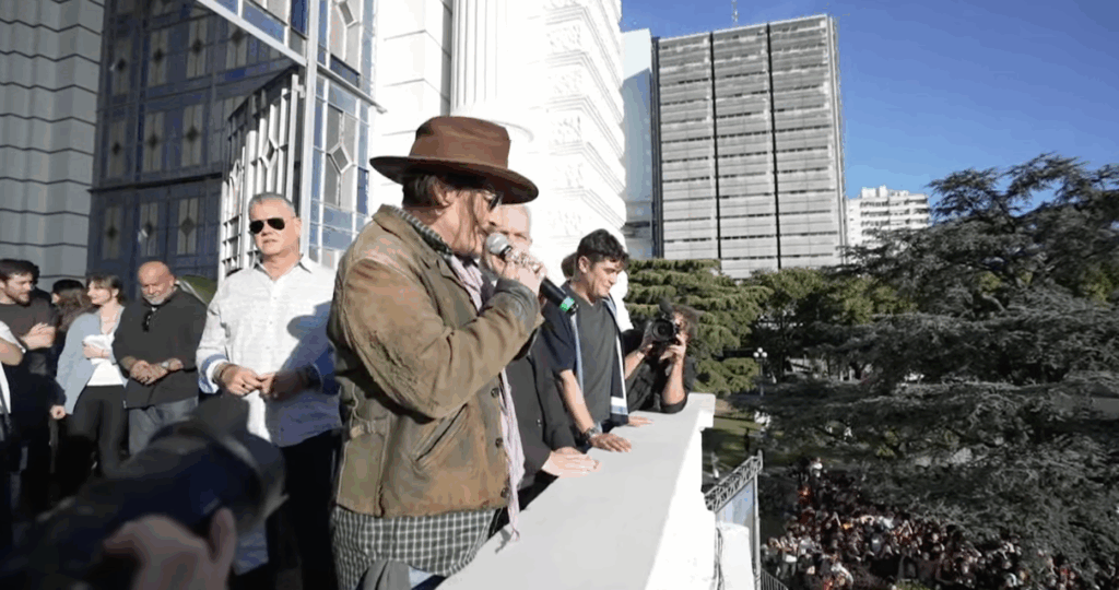 Johnny Depp fue declarado Ciudadano Ilustre por el intendente Julio Alak en el Salón Dorado de La Plata. Recibió las llaves de la ciudad y emocionó a cientos de fans desde el balcón municipal con un mensaje: “Ustedes salvaron mi vida”.