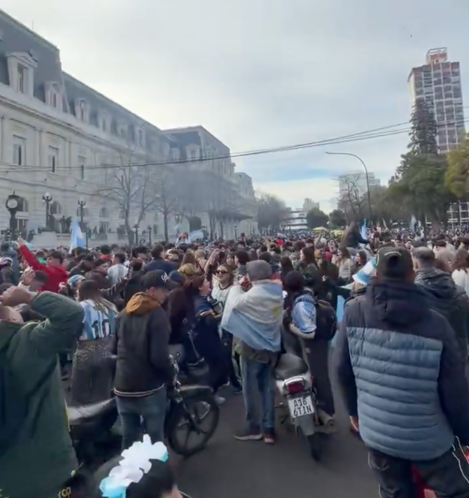 7 y 50 es el escenario de la alegría: La Plata festejó el pase a cuartos de final tras un partido de infarto