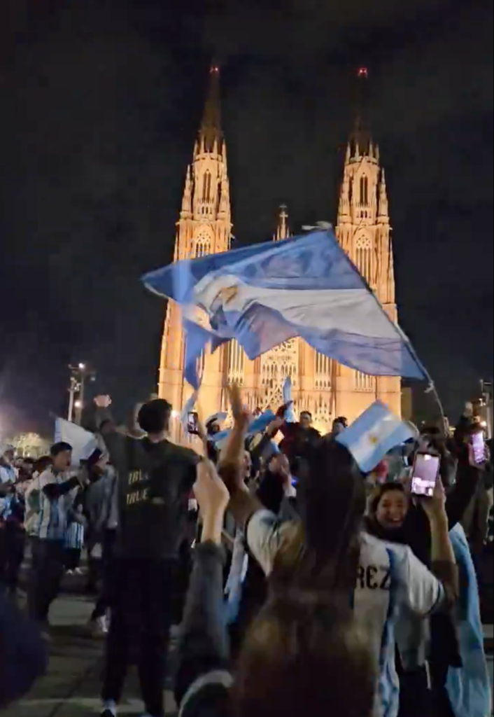 Fiesta total en La Plata: la ciudad estalló en Plaza Moreno y 7 y 50 tras el triunfo ante Inglaterra