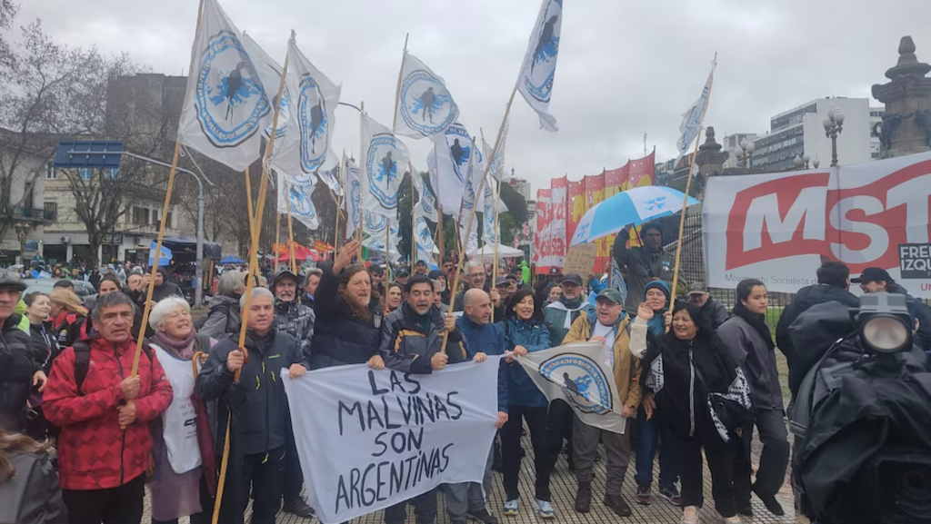 Bajo la lluvia y con el CECIM La Plata al frente: miles marcharon frente al Congreso contra la Ley de Propiedad Privada