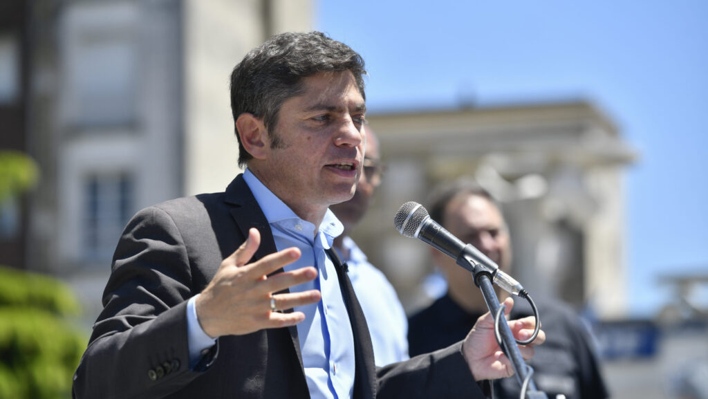 Desde Azul, Axel Kicillof criticó la ayuda de Estados Unidos a Javier Milei, calificándola como un negocio millonario para el país del norte y reclamando fondos para la provincia de Buenos Aires.