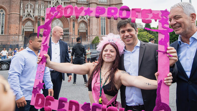 “¡Te milité todo!”: Dos recién recibidas sorprendieron a Kicillof en Plaza Moreno