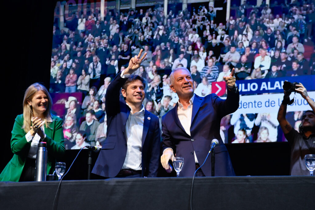 Kicillof lanzó el curso del PJ en La Plata y la interna kirchnerista le reclamó por Cristina libre