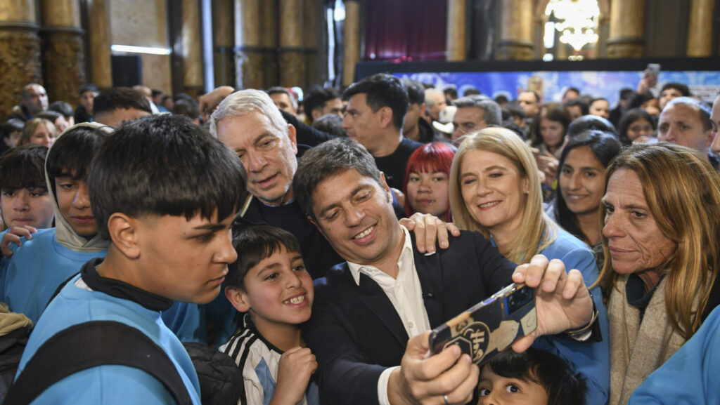 Axel Kicillof vuelve al ruedo: recorridas territoriales y gestión tras la victoria de Fuerza Patria
