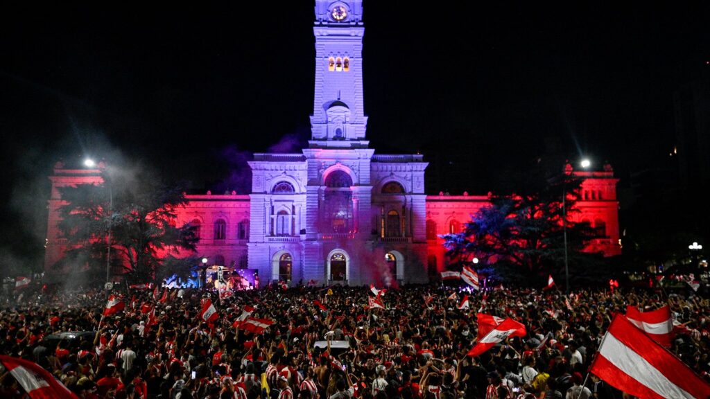 Estudiantes celebró a lo grande en el corazón de La Plata: fiesta Pincha en 7 y 50 y en Plaza Moreno tras otra consagración