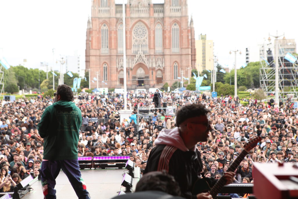 Multitudinaria convocatoria de OLGA en Plaza Moreno