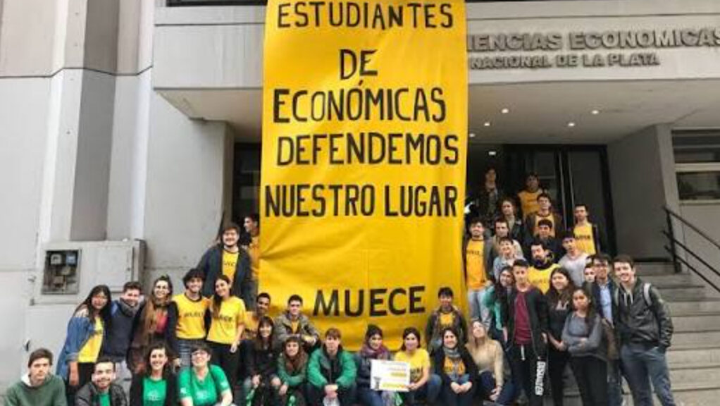 Veda electoral en Ciencias Económicas: la facultad limita la militancia en pasillos y escaleras durante las elecciones estudiantiles