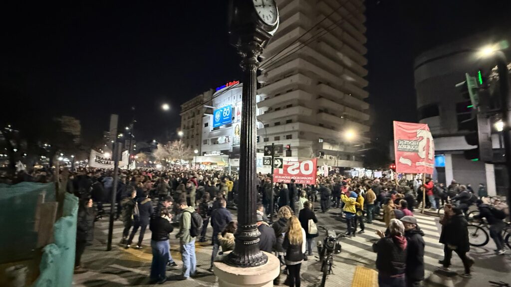 Militantes y estudiantes se congregan en 7 y 50 en apoyo a Cristina Kirchner
