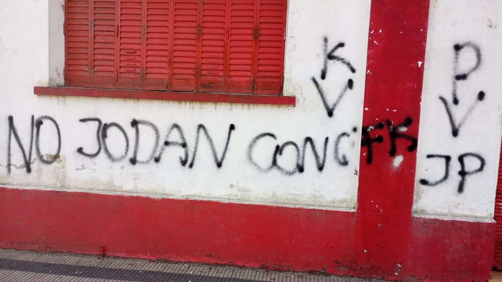 La UCR La Plata denunció ataques vandálicos en 6 sedes: «No jodan con CFK»