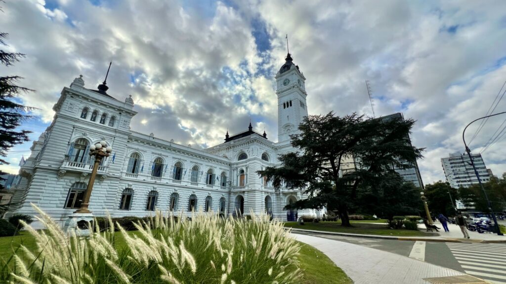 Disponen un aumento salarial del 5% para los trabajadores municipales de La Plata