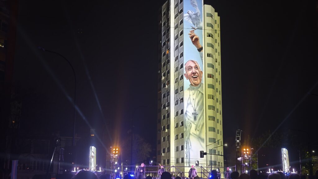 El mural más grande del mundo honra al Papa Francisco en La Plata: un hito de arte, fe y comunidad