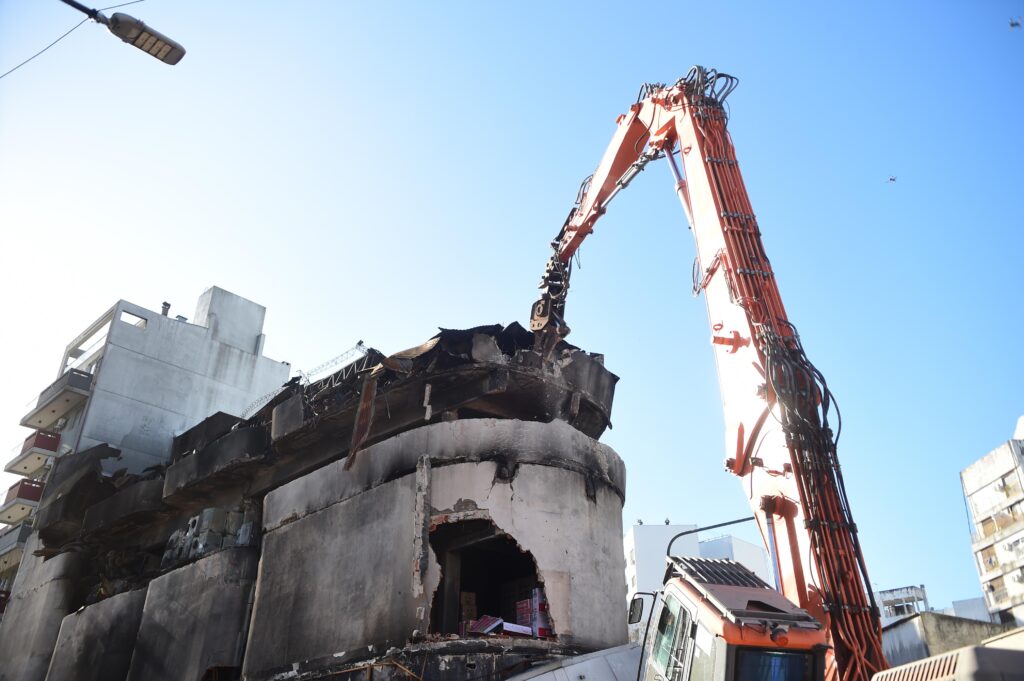  Demolición controlada en el corazón platense: el Municipio inicia el operativo para que los vecinos puedan volver a sus hogares