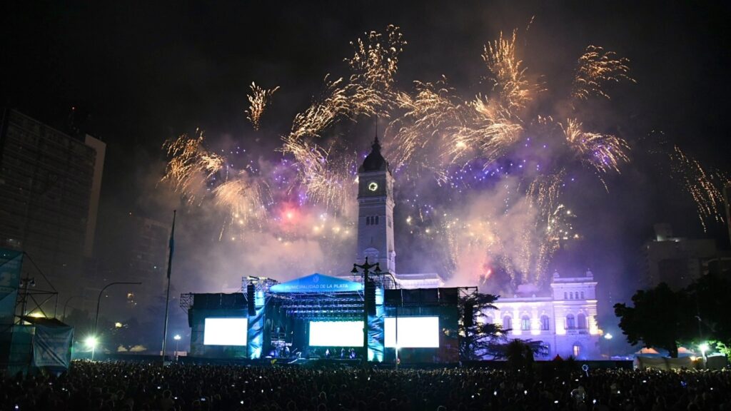 El Mato a un Policia Motorizado, Cruzando el Charco, Kapanga y Los Besos encabezarán el line up de la emblemática jornada en Plaza Moreno.