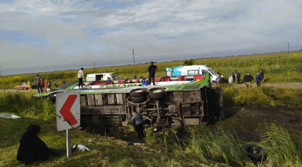 Tragedia en Ruta 2: dos muertos y múltiples heridos tras el vuelco de un micro que viajaba a un acto de Kicillof