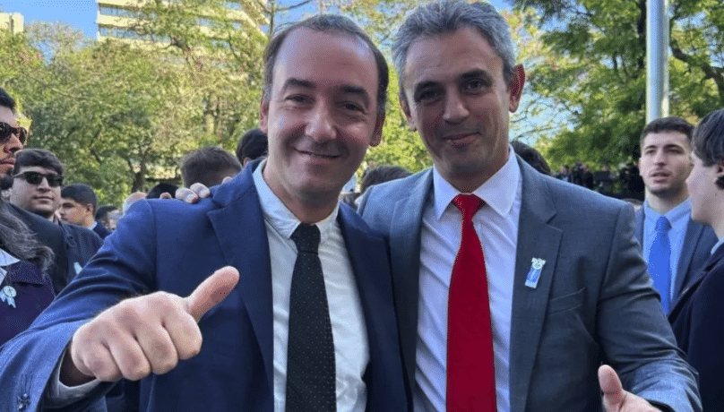 El hermano de Adorni reapareció en La Plata, pero la campaña libertaria sigue marcada por el escándalo del “3% para Karina”