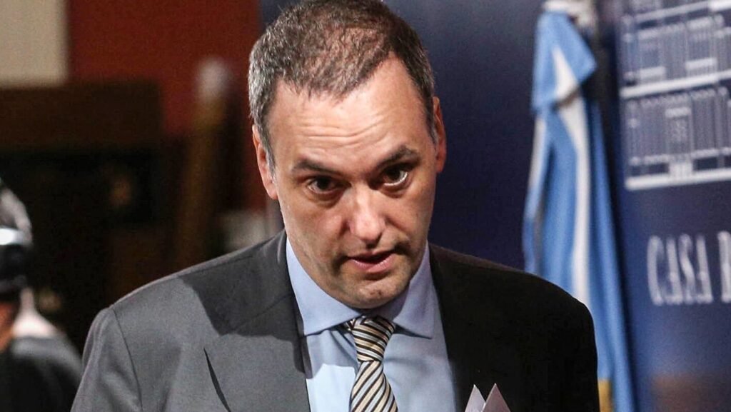 Adorni compartió una fake del Indio Solari y desató críticas por la difusión de noticias falsas