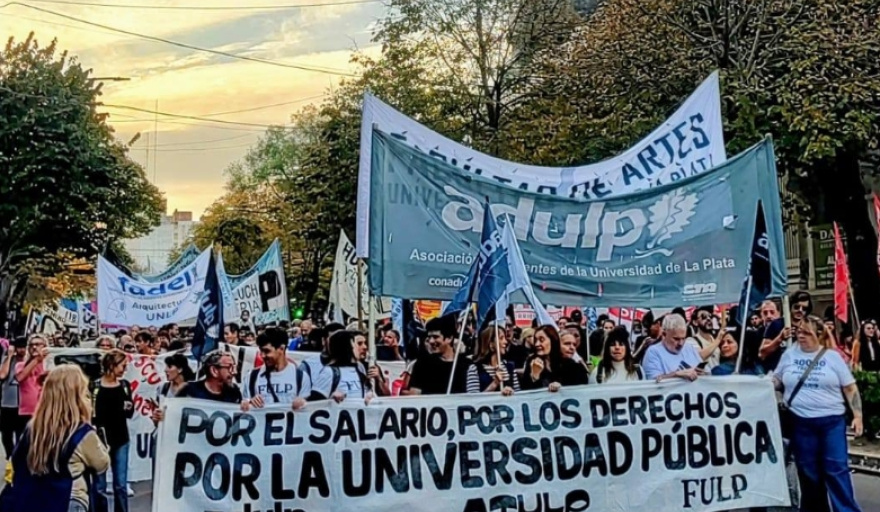 La universidad pública está en riesgo. Docentes, estudiantes y gremios se movilizan para defender el derecho a enseñar y aprender. ¿Quién se atreve a vetarlo?