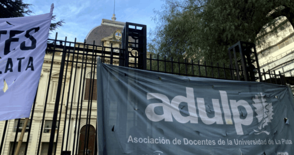 Docentes de la UNLP exigen un bono equivalente al otorgado al sector nodocente en una semana marcada por paros y actividad reducida