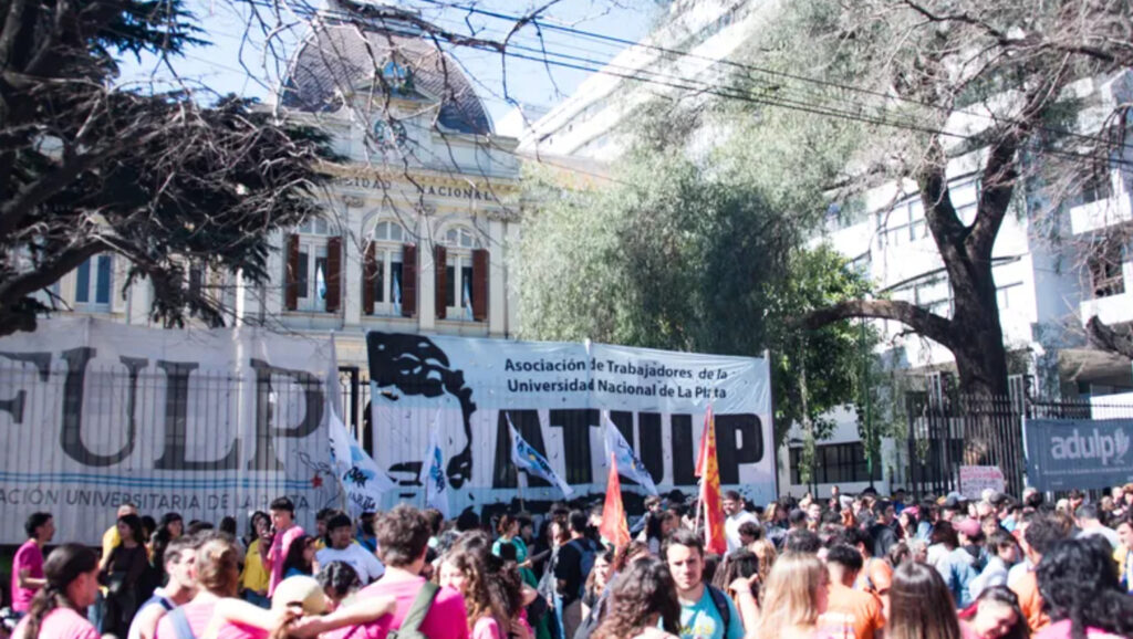 Estudiantes copan el centro de La Plata contra el veto de Milei: “La universidad no se negocia”