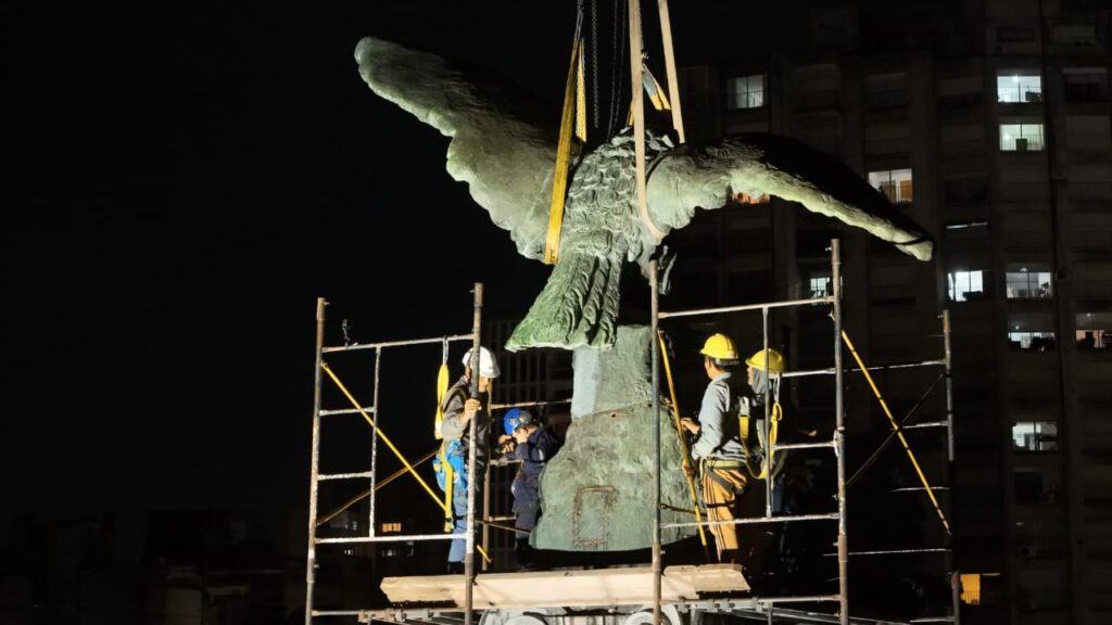 El águila volvió a volar sobre Plaza Italia: restauraron y reubicaron el emblemático monumento