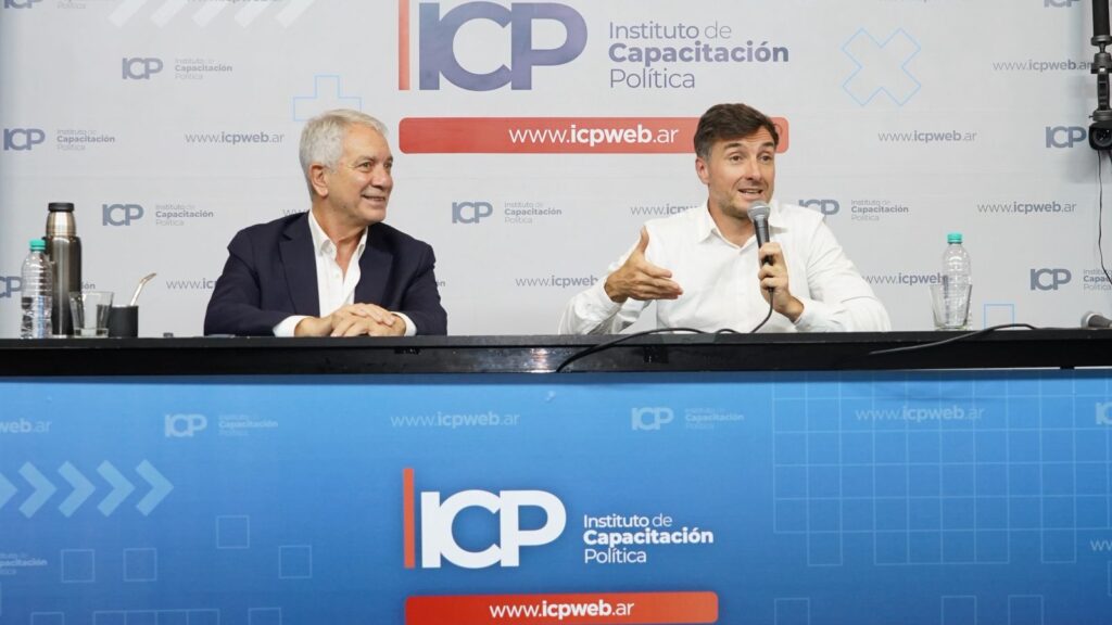 Alak y Ghi abrieron un ciclo político con foco en el rol de los municipios en la crisis