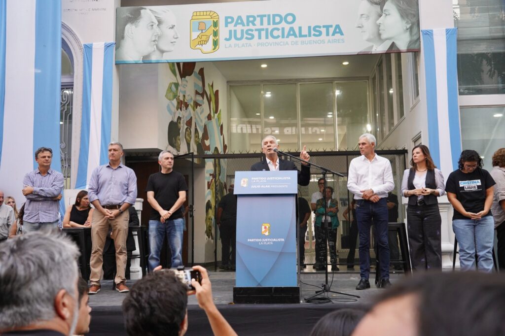 Alak asumió en el PJ platense con un llamado a la unidad y a construir un “frente patriótico bonaerense”