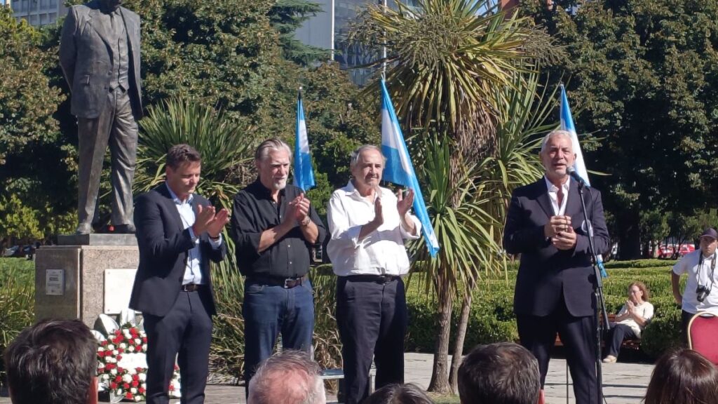 La Plata recordó a Alfonsín: unidad y consensos en un homenaje a 99 años de su nacimiento