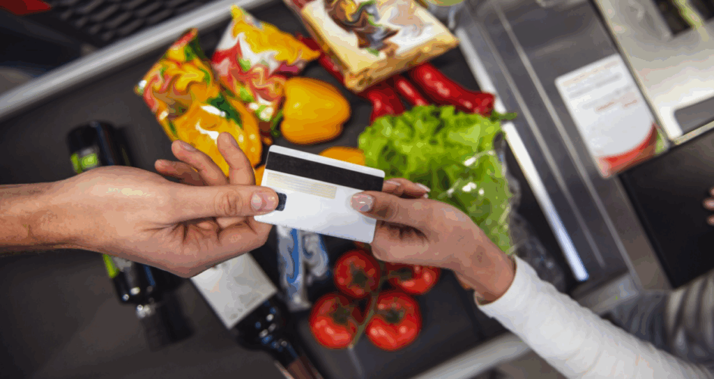 Casi la mitad de los hogares argentinos compra alimentos con tarjeta de crédito por falta de ingresos