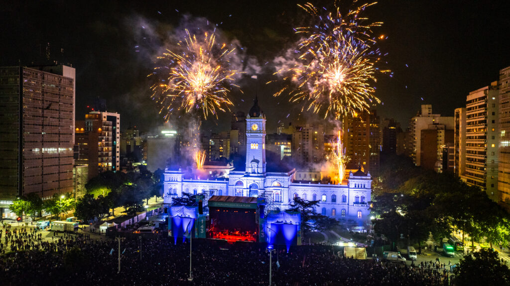 Plaza Moreno explotó: más de 100 mil personas celebraron el aniversario 143 de La Plata con música, gastronomía y presencia política