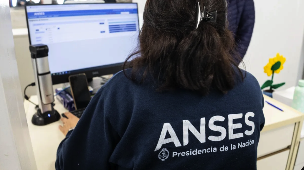 El Gobierno activó retiros voluntarios en ANSES con indemnizaciones de hasta $80 millones y restricción para volver al Estado