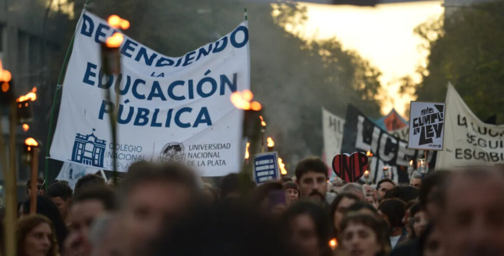 UNLP marchó en reclamo por financiamiento universitario y rechazó el ajuste nacional