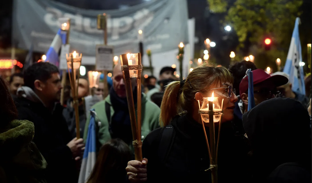La UNLP marcha con antorchas en pleno paro mientras el Gobierno apela el fallo por el financiamiento