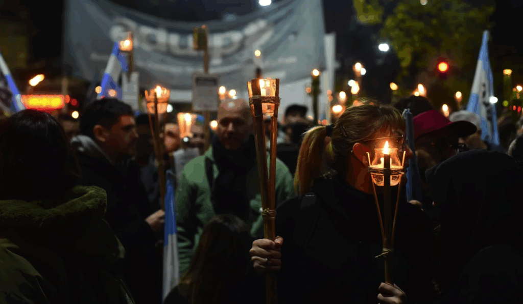 Docentes de la UNLP paralizan las aulas y se movilizan con la Marcha Nacional de Antorchas