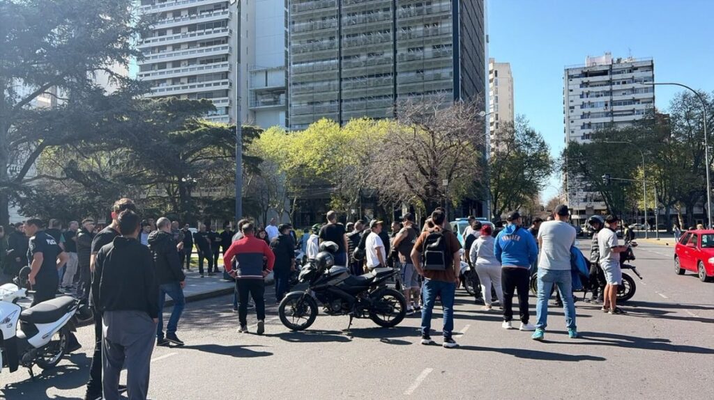 Tensión frente a la Municipalidad: choferes de apps fueron a buscar a los taxistas
