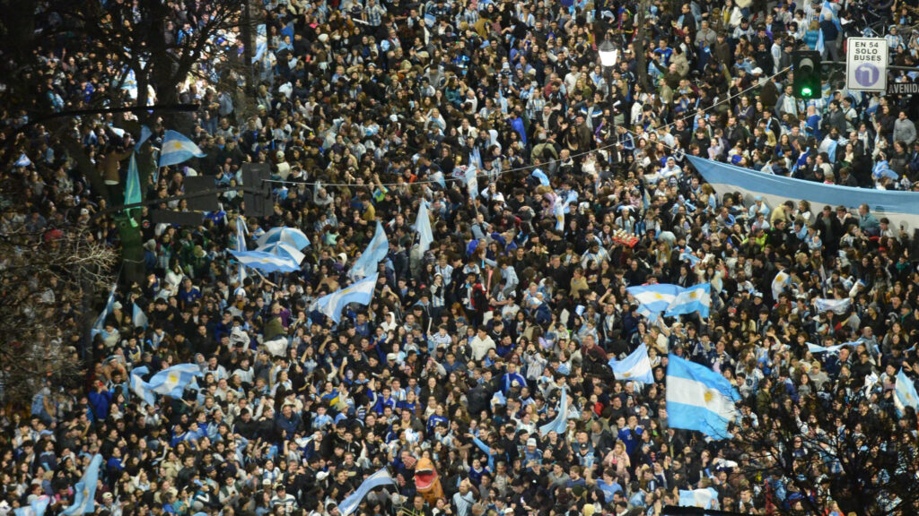 Fiesta total en La Plata: la ciudad estalló en Plaza Moreno y 7 y 50 tras el triunfo ante Inglaterra