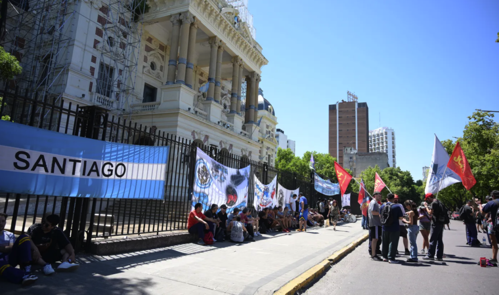 Trabajadores del Astillero Río Santiago reclaman frente a la Gobernación y exigen definiciones salariales