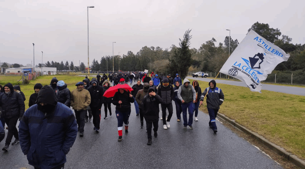 Protestan trabajadores del Astillero Río Santiago: corte en la bajada de la Autopista y reclamos al gobierno provincial